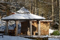 Feuerstelle und Pavillon im Winter Haus Hubertus Eventlocation